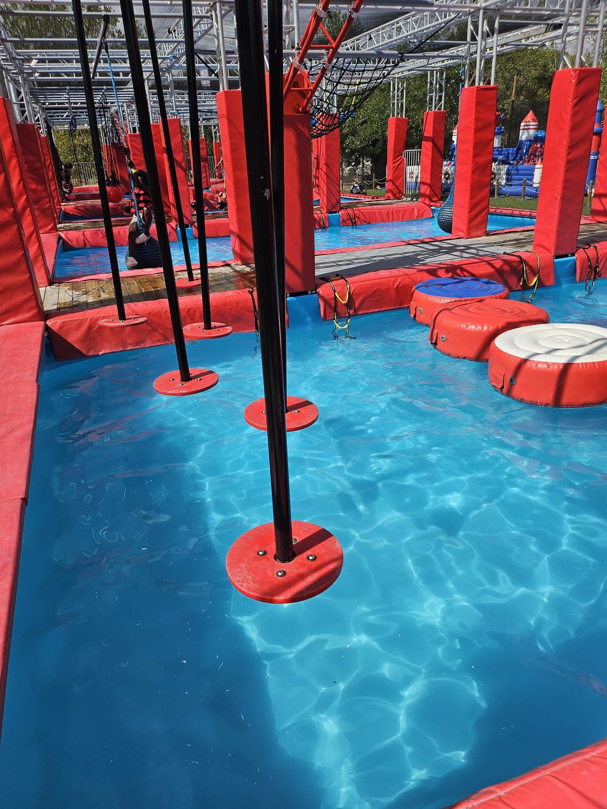 Vue du parcours d'obstacles ninja au-dessus de l'eau