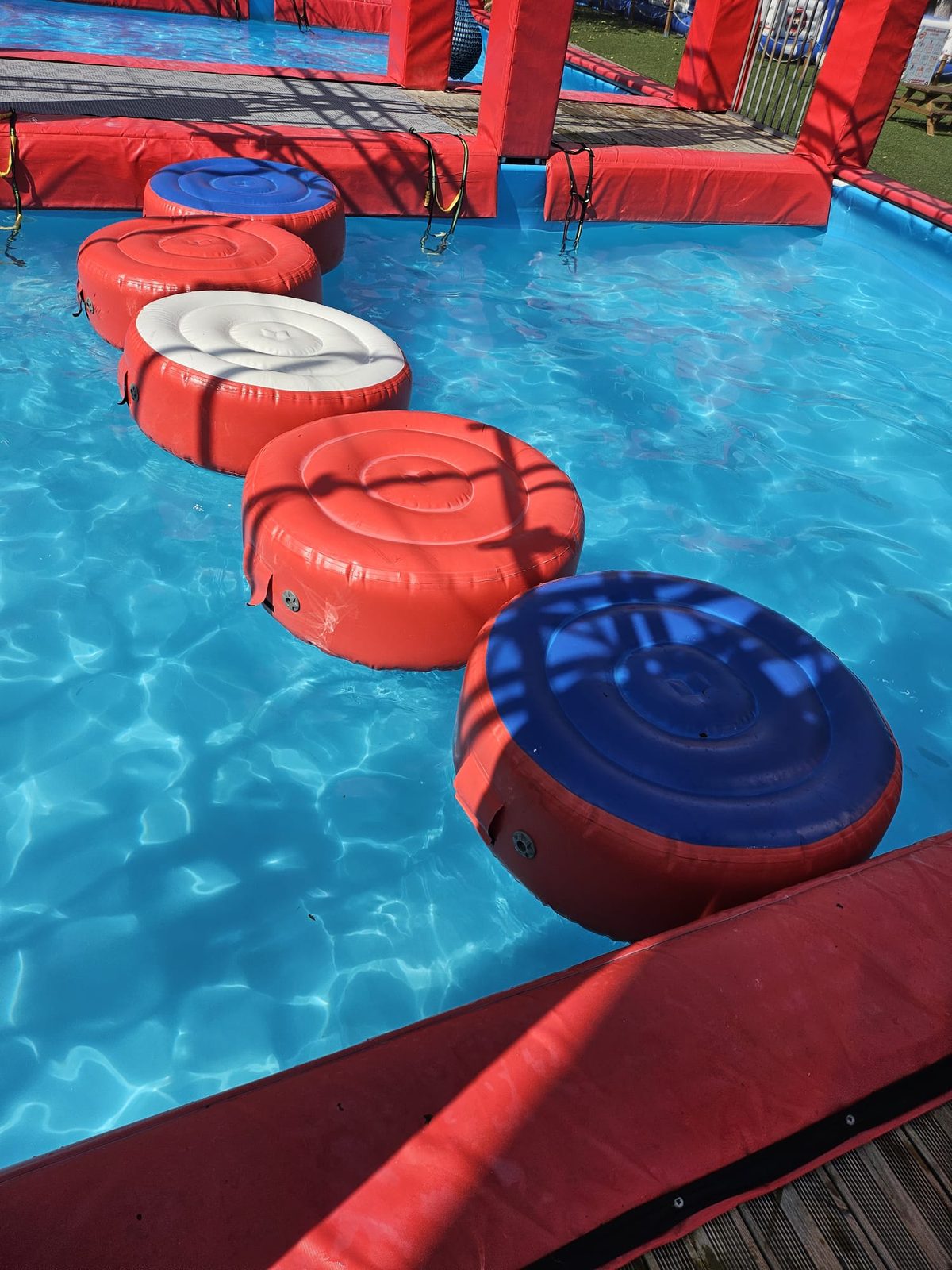 Obstacles variés dans la piscine du parc