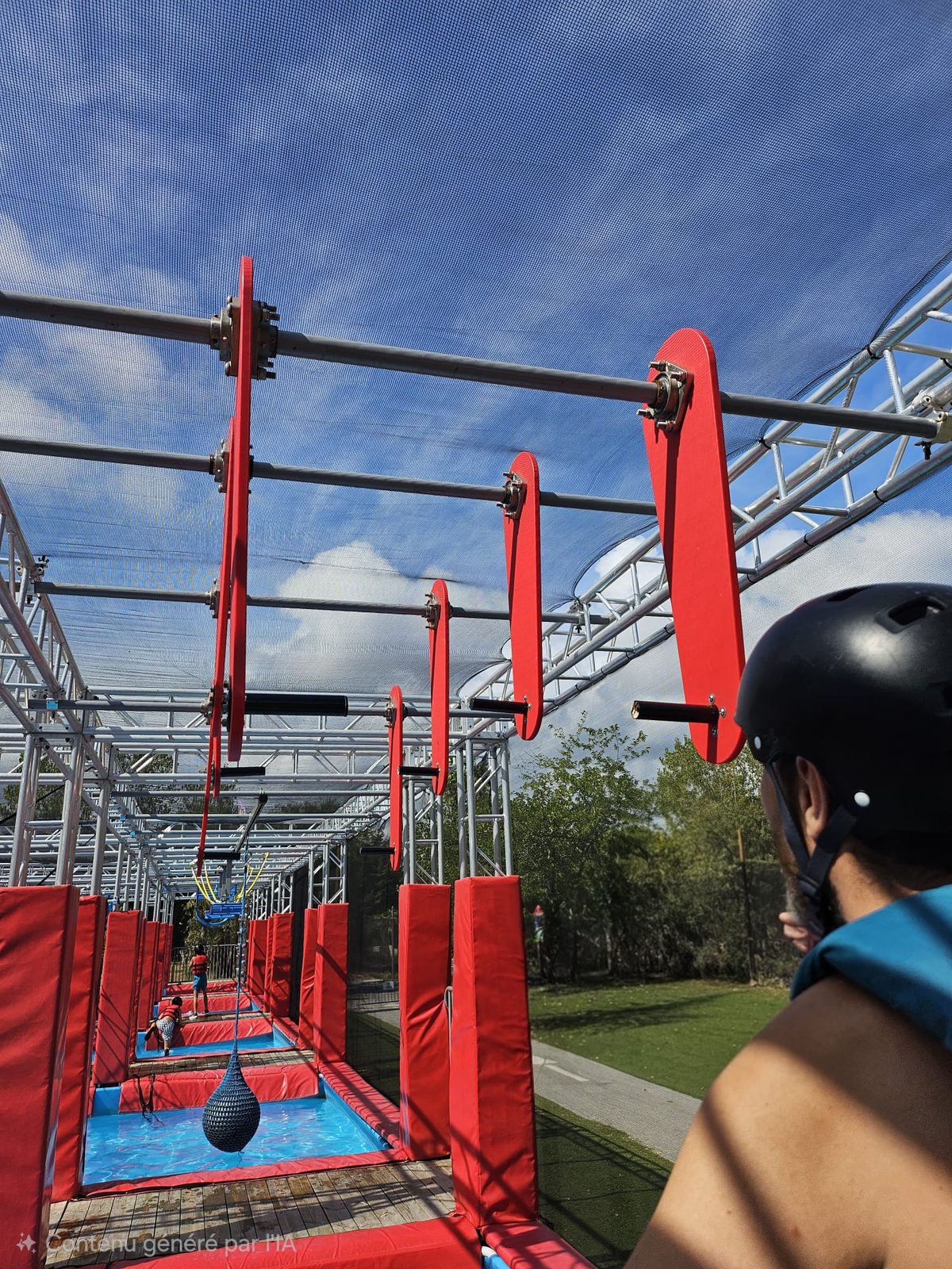 Participant en train de franchir un obstacle avec équipement de sécurité