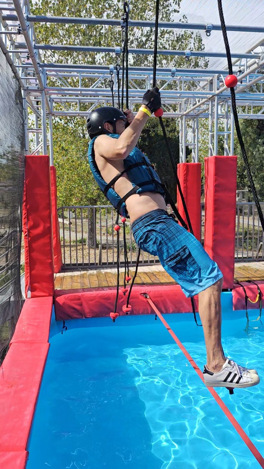 Participant en plein saut avec équipement de protection
